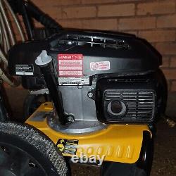 DEWALT Nettoyeur Haute Pression à Gaz à Eau Froide 3300 PSI 2,4 GPM avec HONDA GCV200