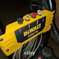 DEWALT Nettoyeur Haute Pression à Gaz à Eau Froide 3300 PSI 2,4 GPM avec HONDA GCV200